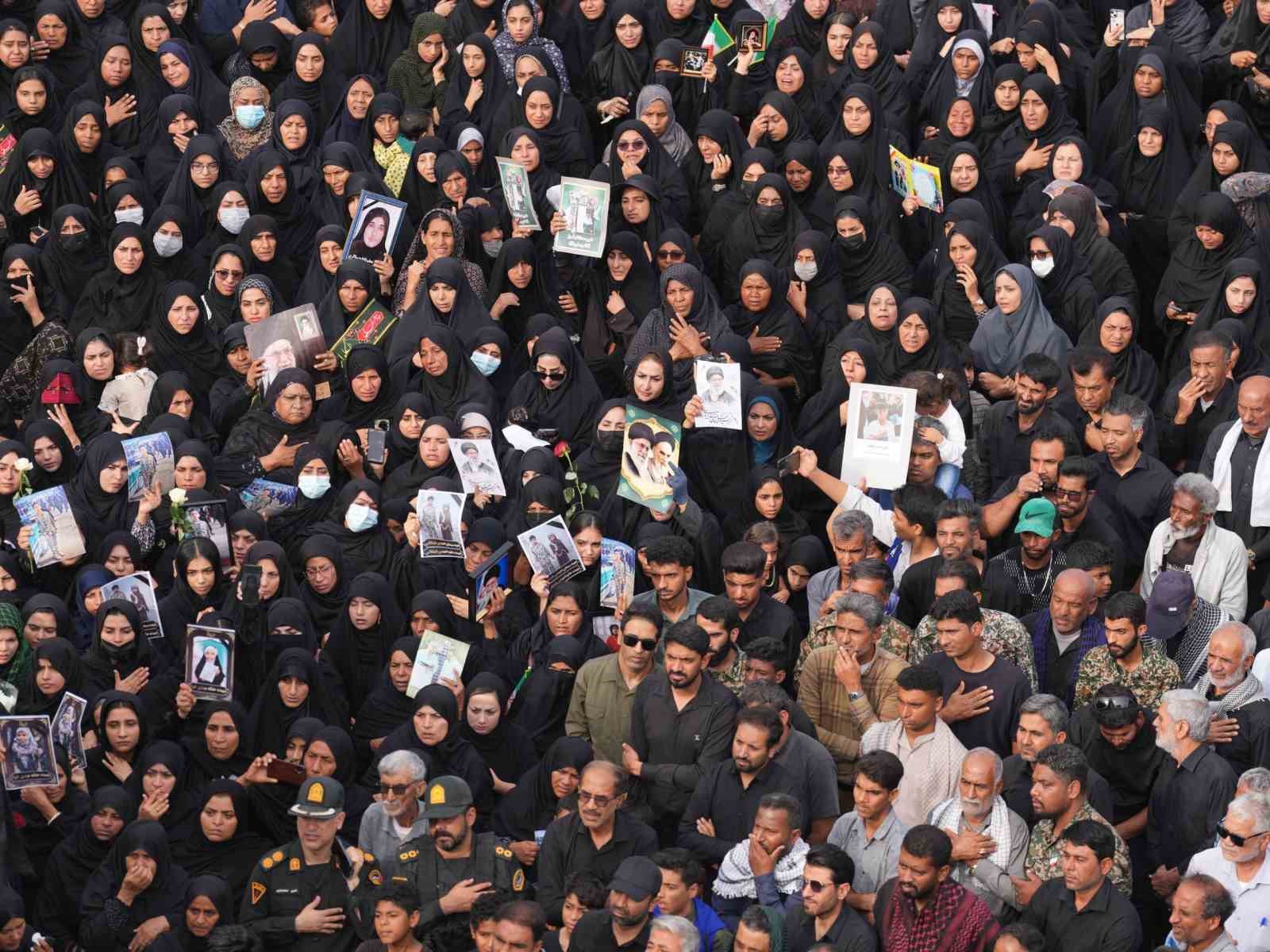 İran’daki okul saldırısında ölenler için cenaze töreni
