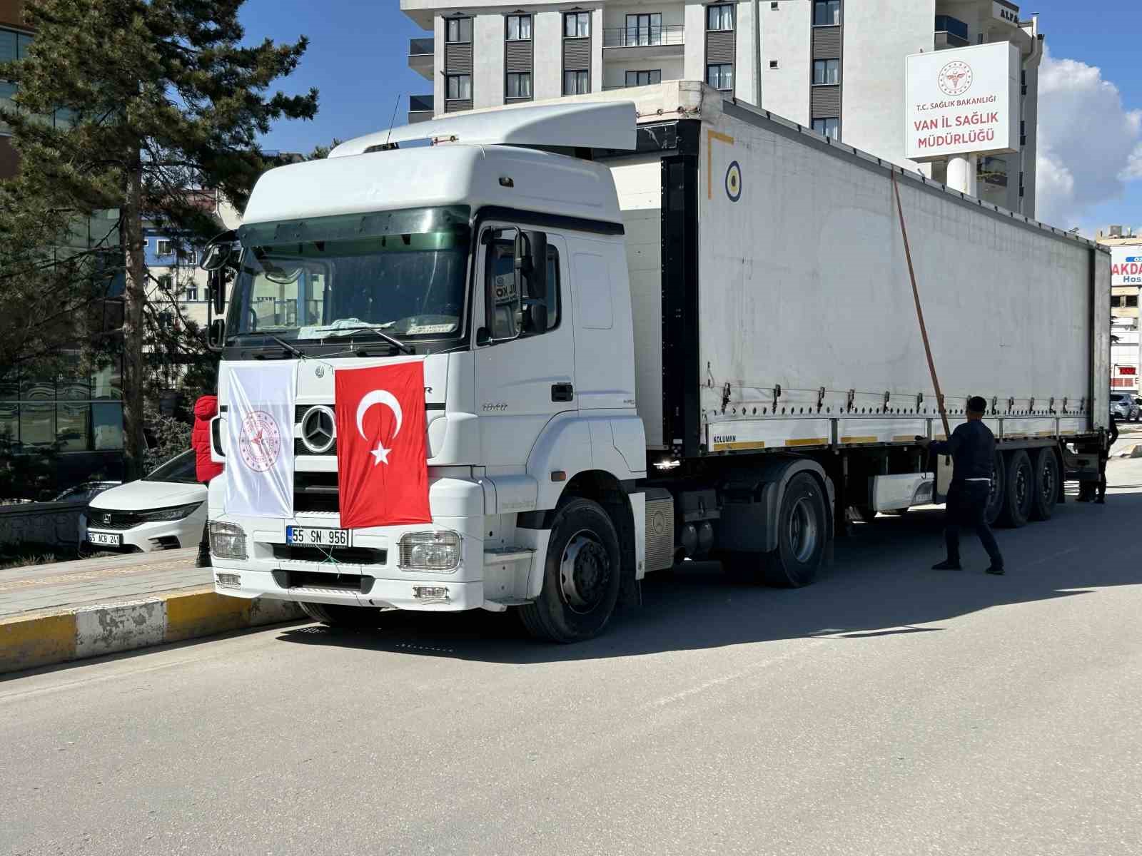İran’daki savaş mağdurları için Van’dan 3 yardım tırı gönderildi
İran’daki savaş mağdurları için Van’dan 3 yardım tırı gönderildi