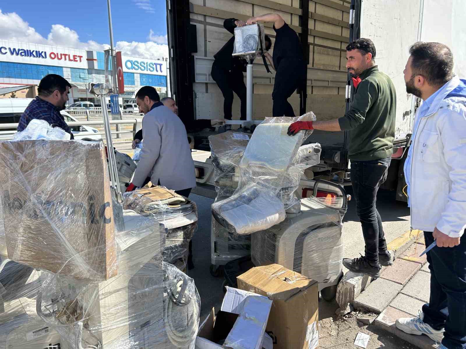 İran’daki savaş mağdurları için Van’dan 3 yardım tırı gönderildi
İran’daki savaş mağdurları için Van’dan 3 yardım tırı gönderildi