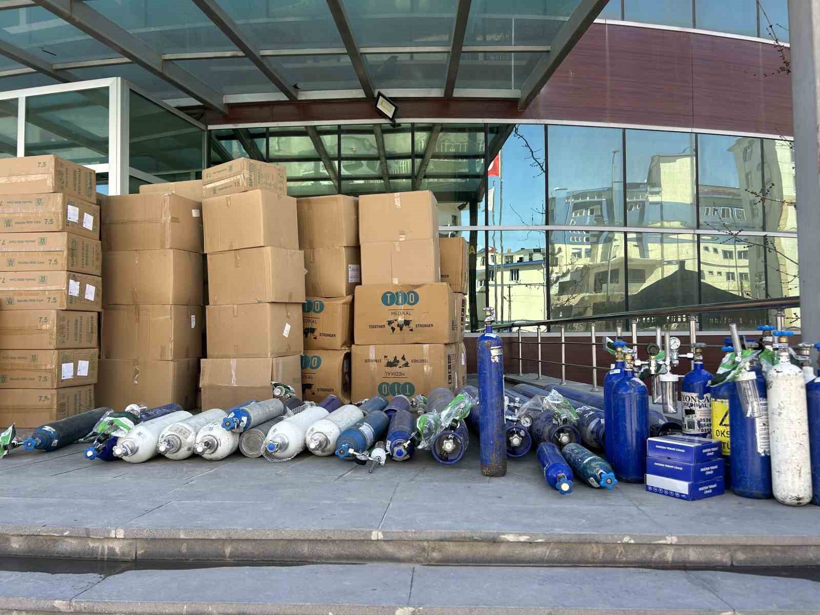 İran’daki savaş mağdurları için Van’dan 3 yardım tırı gönderildi
İran’daki savaş mağdurları için Van’dan 3 yardım tırı gönderildi