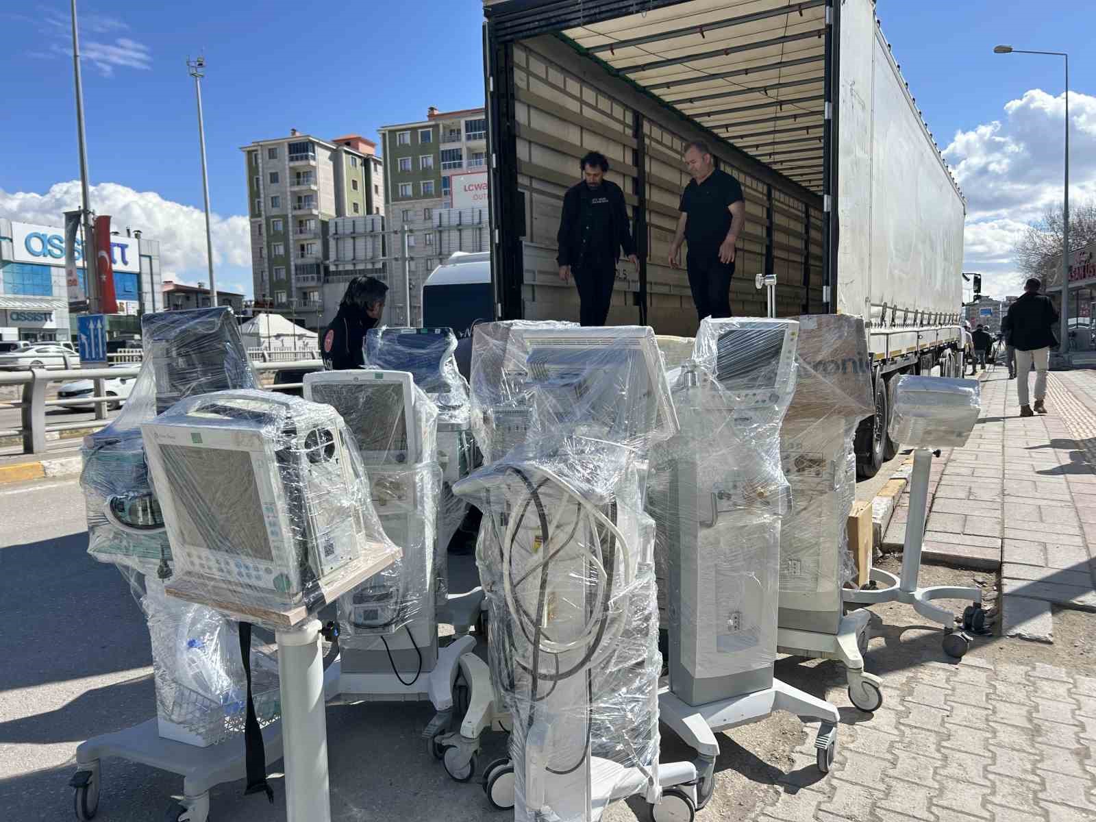 İran’daki savaş mağdurları için Van’dan 3 yardım tırı gönderildi
İran’daki savaş mağdurları için Van’dan 3 yardım tırı gönderildi