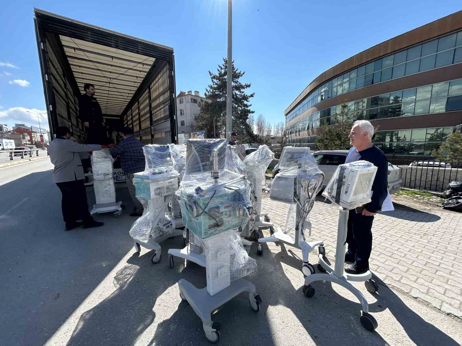 İran’daki savaş mağdurları için Van’dan 3 yardım tırı gönderildi
İran’daki savaş mağdurları için Van’dan 3 yardım tırı gönderildi