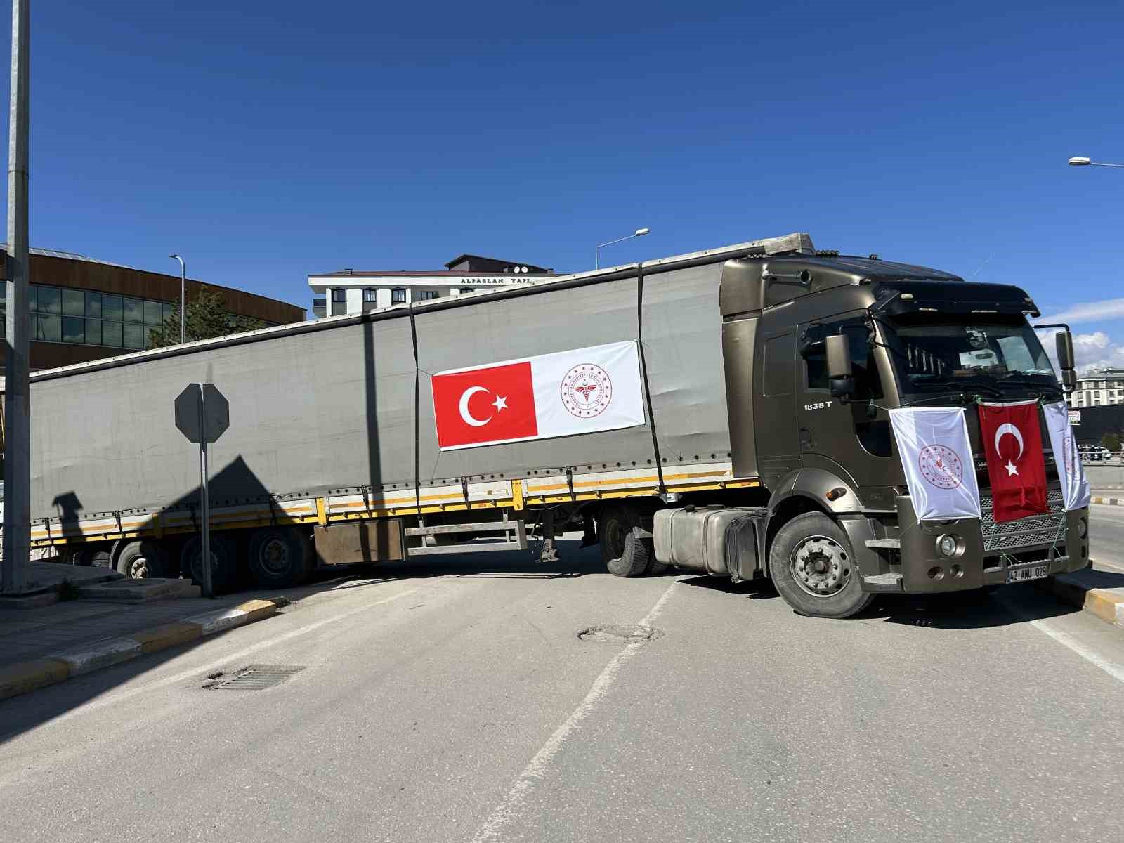 İran’daki savaş mağdurları için Van’dan 3 yardım tırı gönderildi
İran’daki savaş mağdurları için Van’dan 3 yardım tırı gönderildi