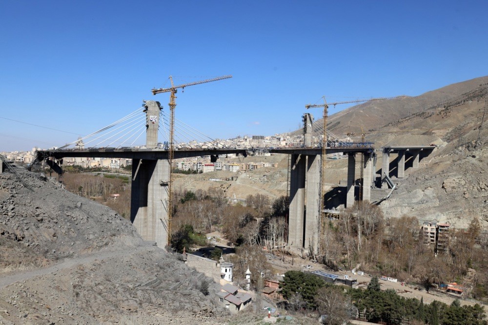 İran’ın en yüksek köprüsünde oluşan hasar görüntülendi
