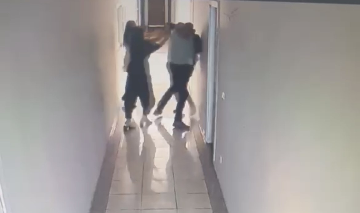 İş adamı kardeşlerin kavgasında çalışan ayağından vuruldu, o anlar kamerada
