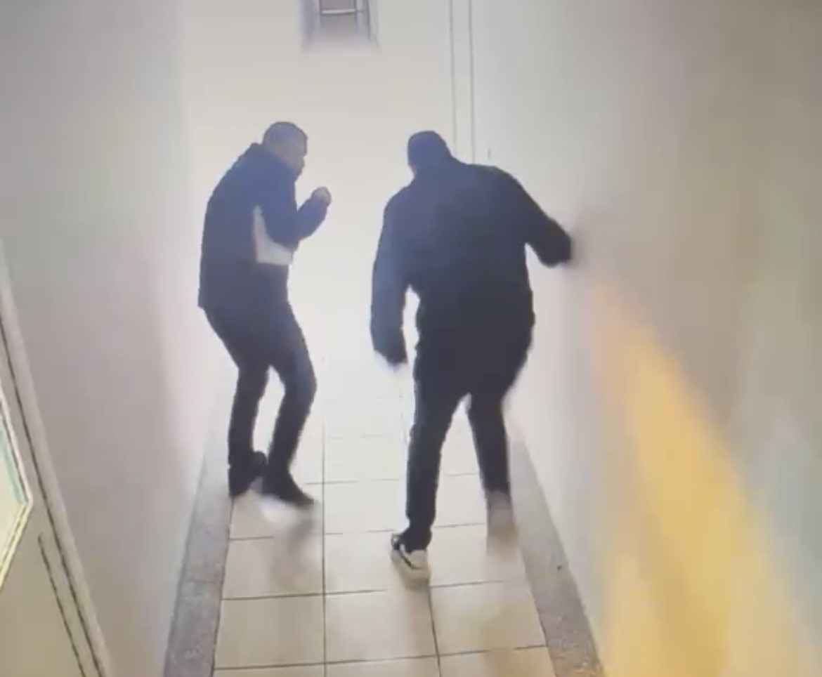 İş adamı kardeşlerin kavgasında çalışan ayağından vuruldu, o anlar kamerada
