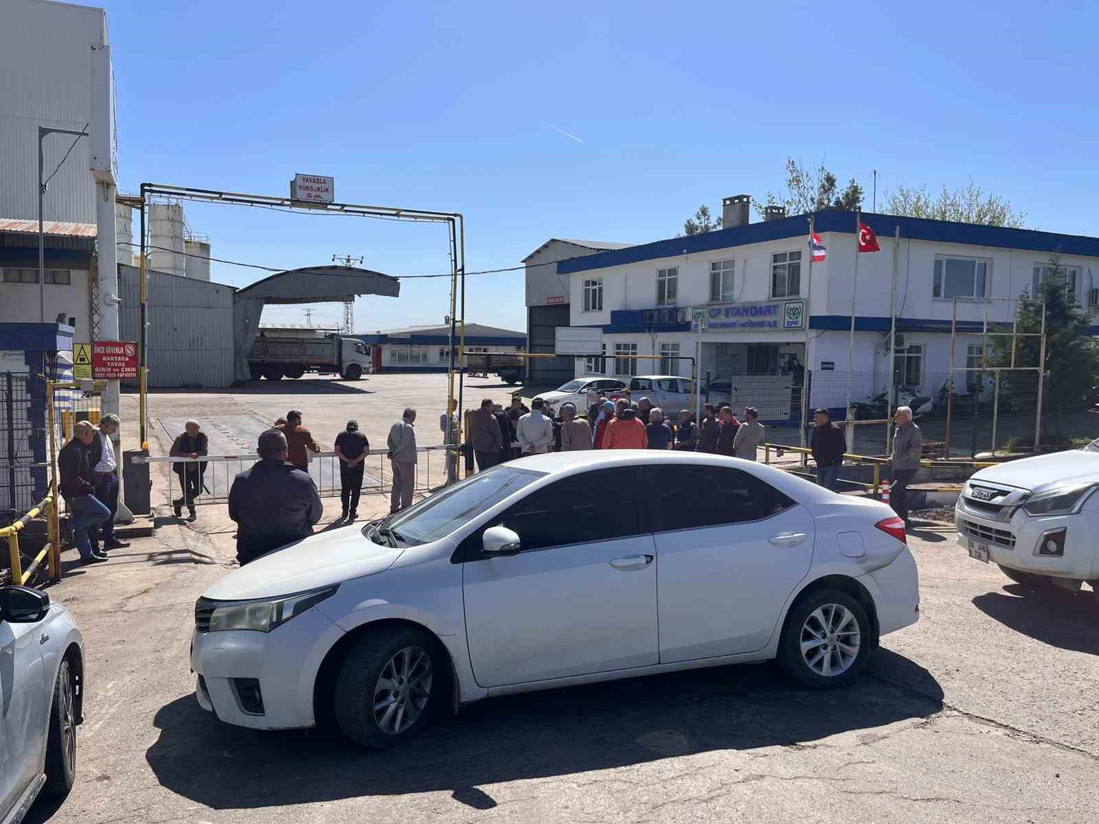 İş alamayan kooperatif üyeleri fabrika önünde toplandı
