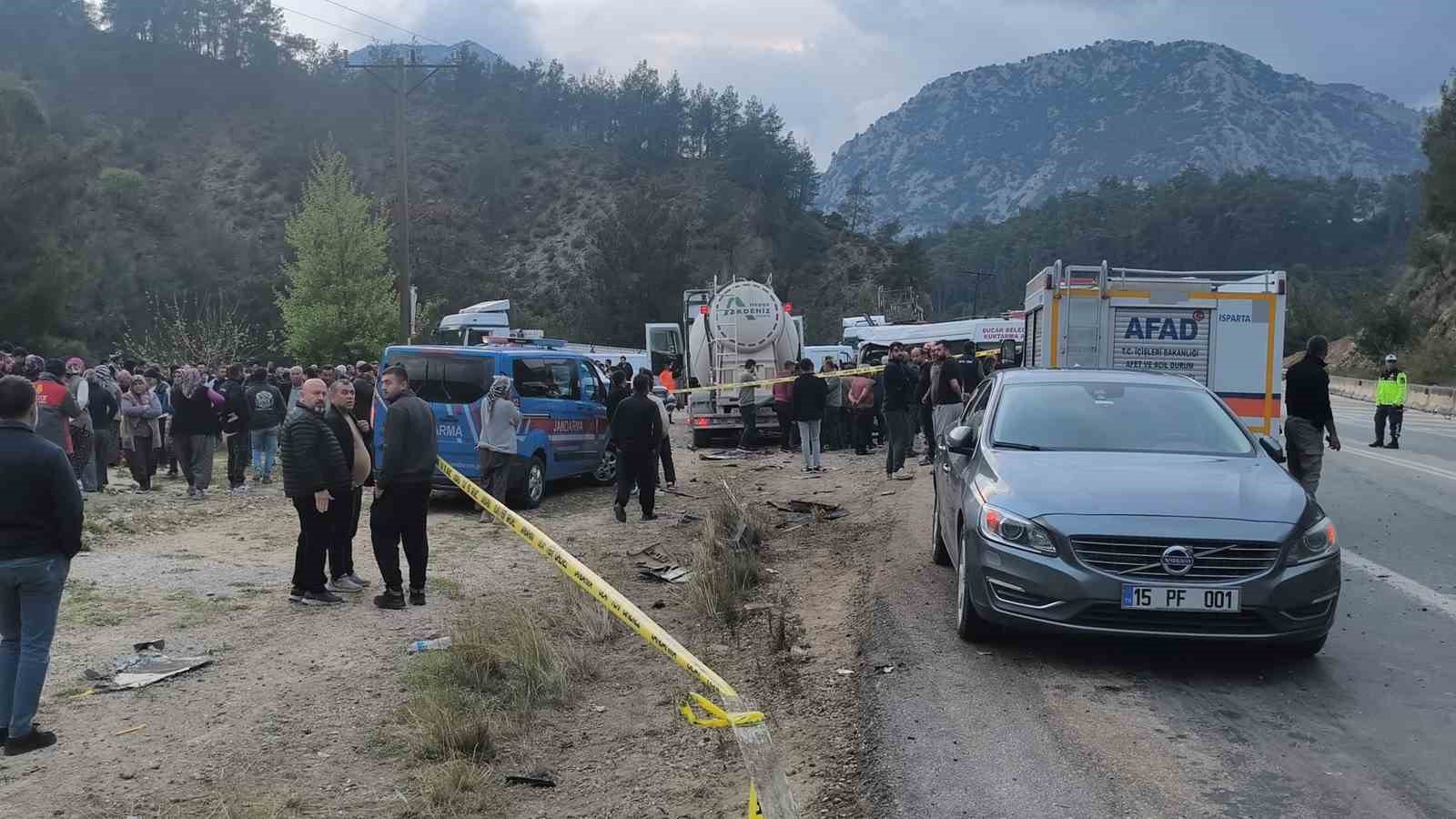 İş dönüşü yaşanan ve 7 kişinin hayatını kaybettiği feci kaza sonrası yol trafiğe açıldı
İş dönüşü yaşanan ve 7 kişinin hayatını kaybettiği feci kaza sonrası yol trafiğe açıldı