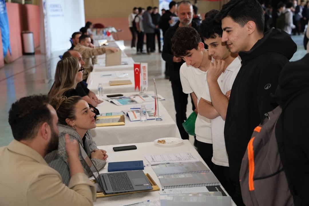 İş dünyasında devir değişti: Nitelikli personel arayan işveren öğrencinin ayağına gidiyor
