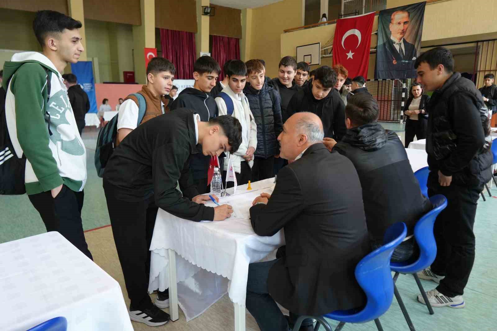 İş dünyasında devir değişti: Nitelikli personel arayan işveren öğrencinin ayağına gidiyor
