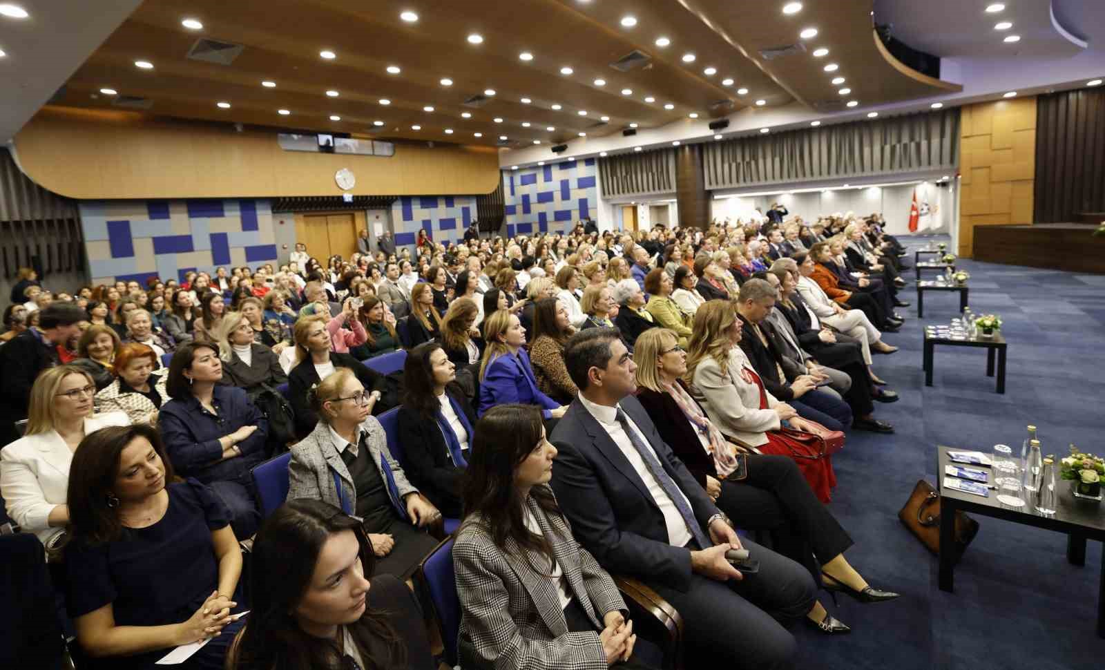 İş kadını Leyla Alaton İzmirli kadınlarla buluştu
