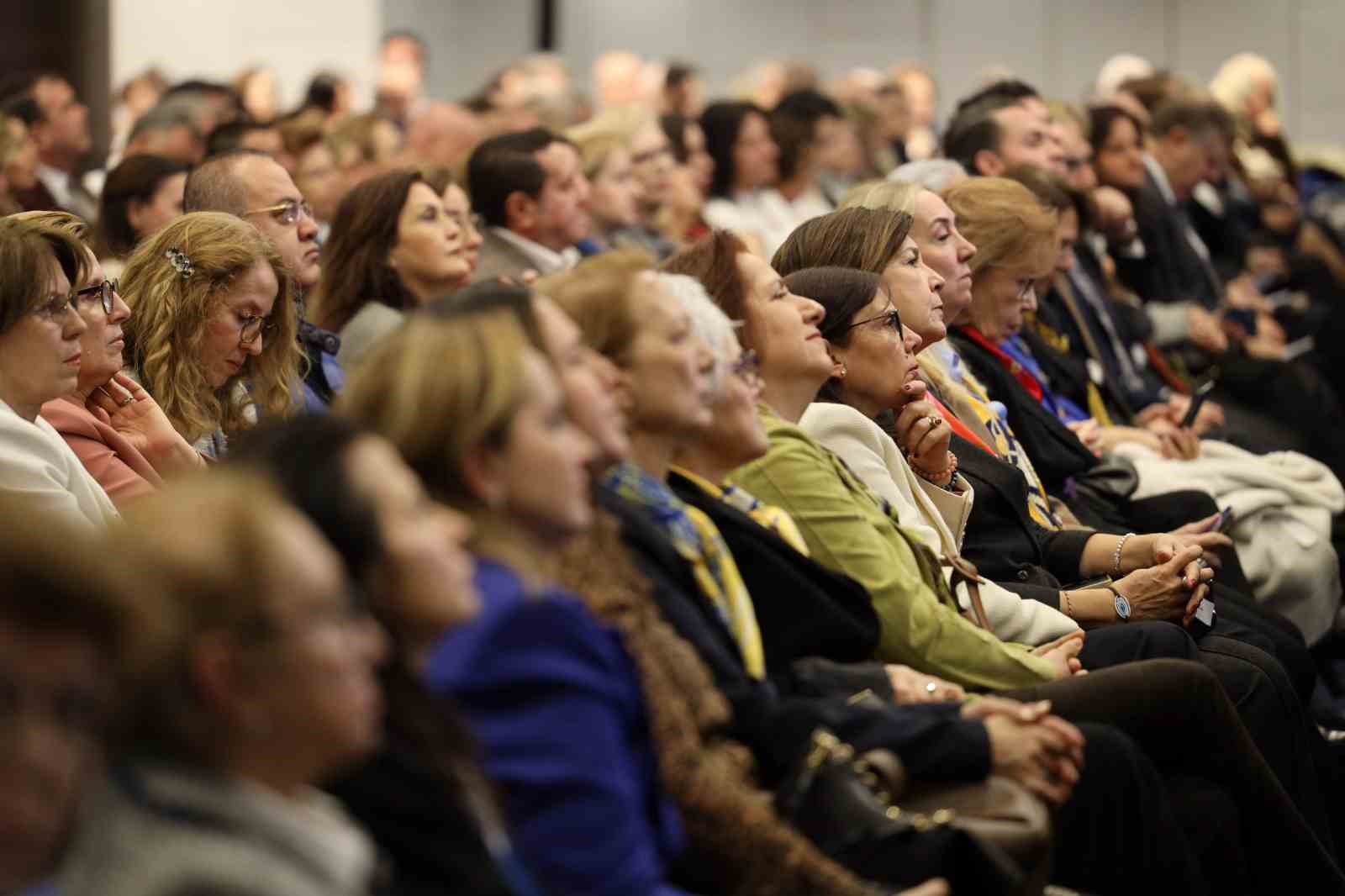 İş kadını Leyla Alaton İzmirli kadınlarla buluştu
