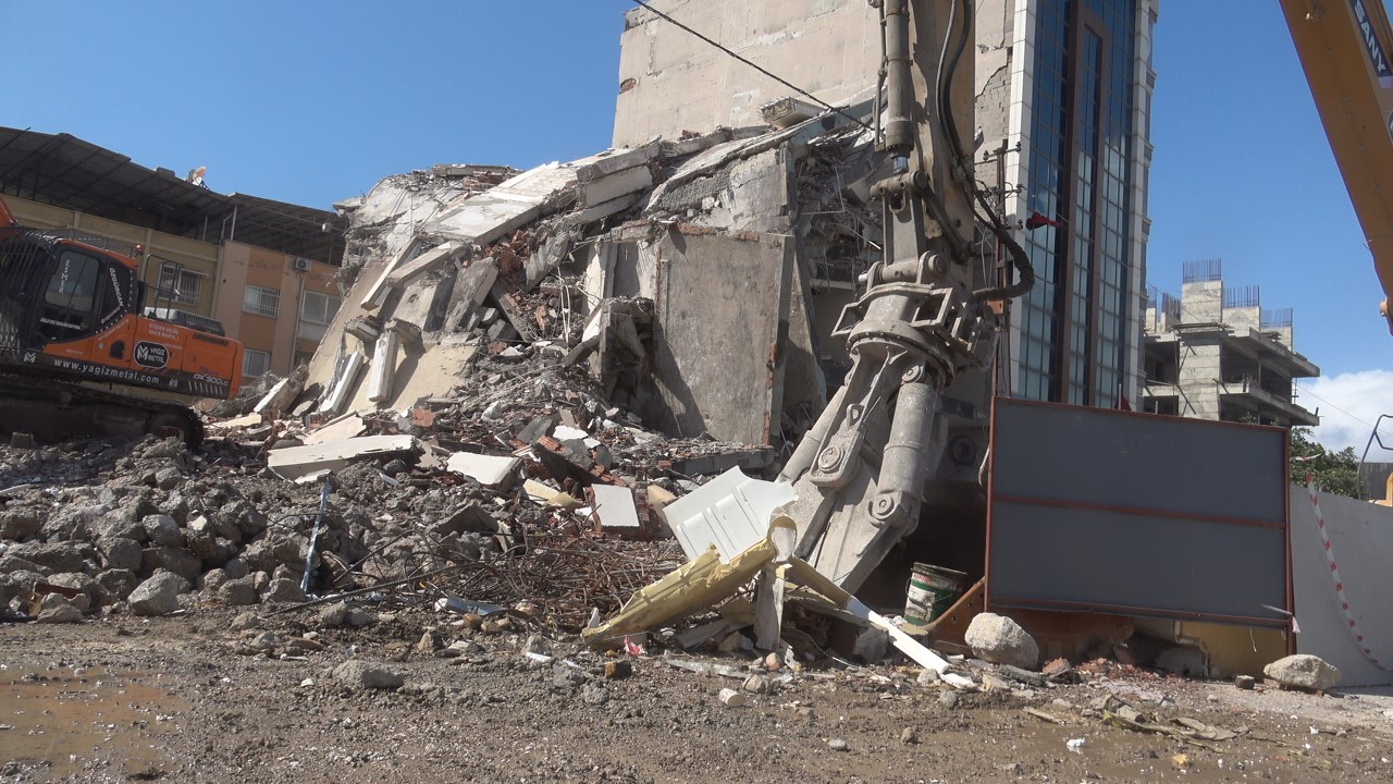 İş makinasının kolona son dokunuşu 7 katlı binayı yerle bir etti
İş makinasının kolona son dokunuşu 7 katlı binayı yerle bir etti