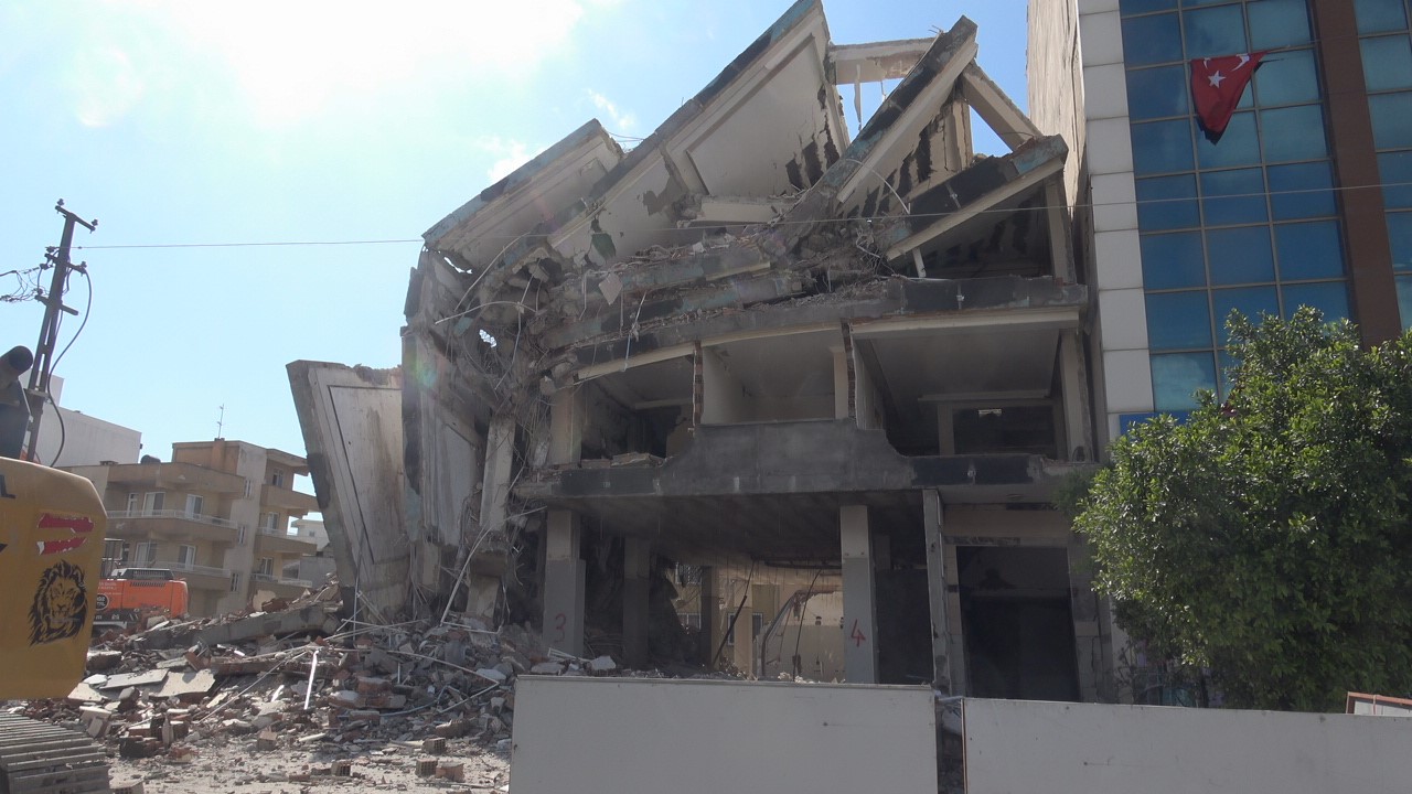 İş makinasının kolona son dokunuşu 7 katlı binayı yerle bir etti
İş makinasının kolona son dokunuşu 7 katlı binayı yerle bir etti