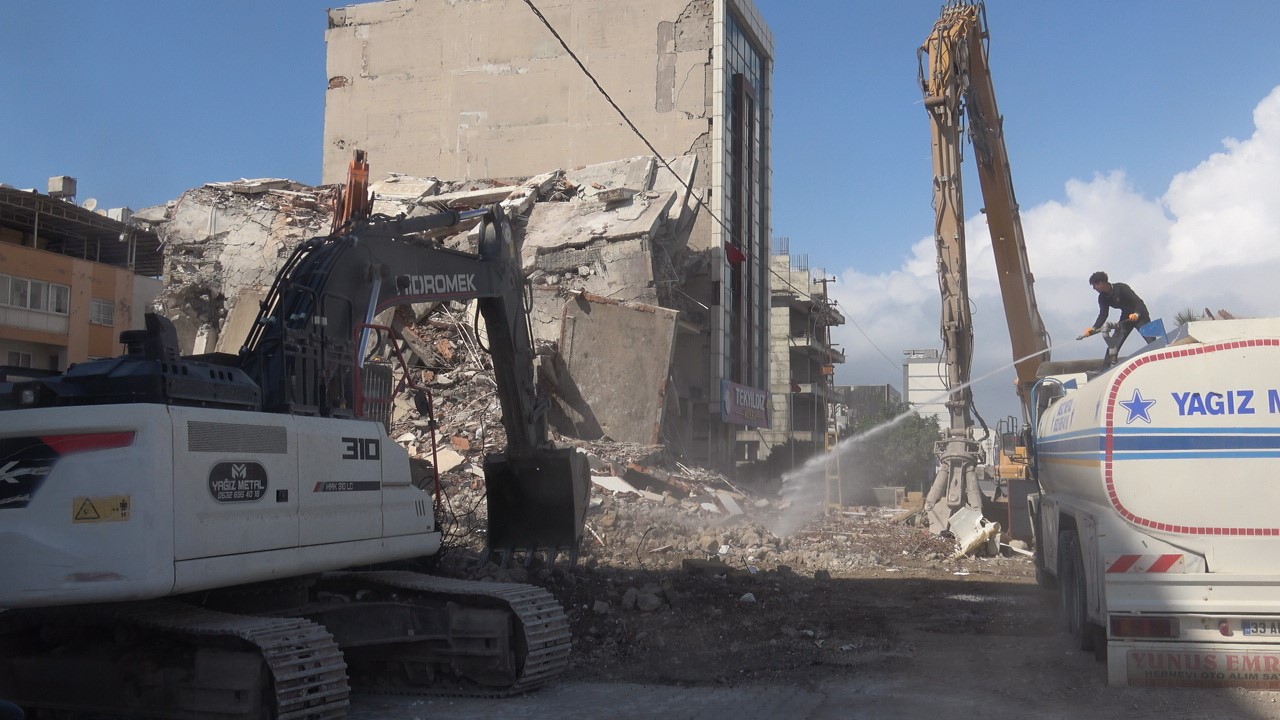 İş makinasının kolona son dokunuşu 7 katlı binayı yerle bir etti
İş makinasının kolona son dokunuşu 7 katlı binayı yerle bir etti