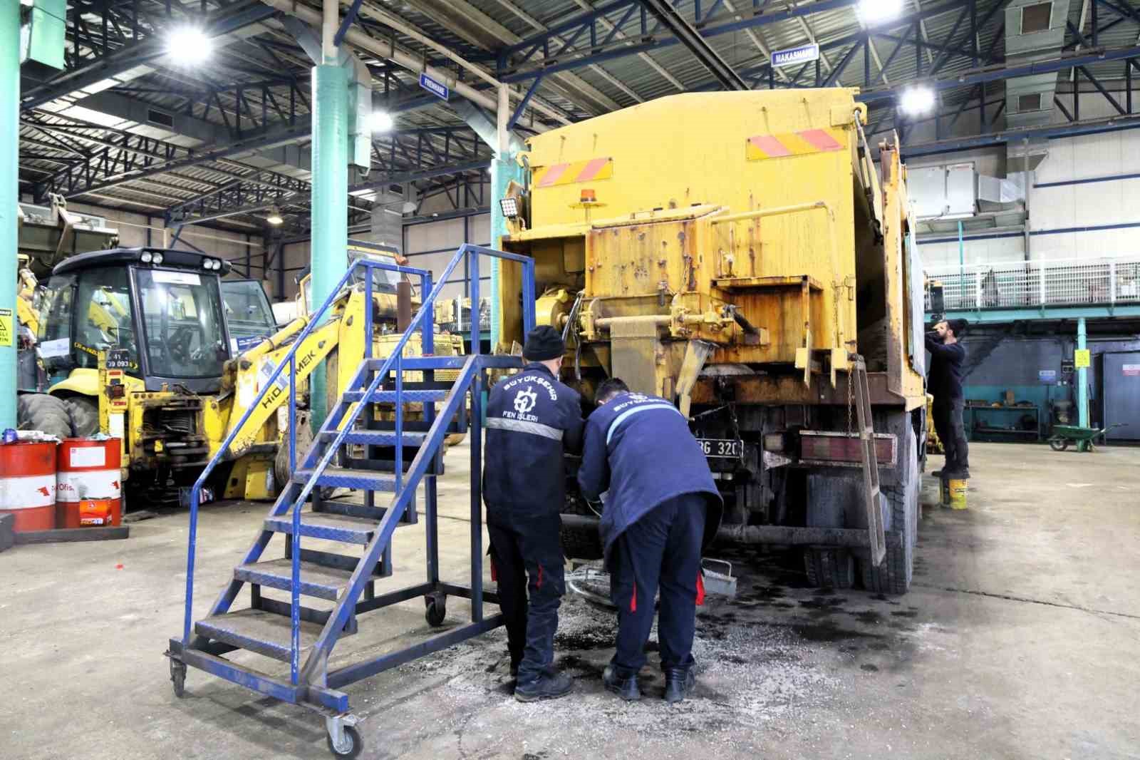 İş makinelerinin bakımı belediye atölyesinde yapılıyor
