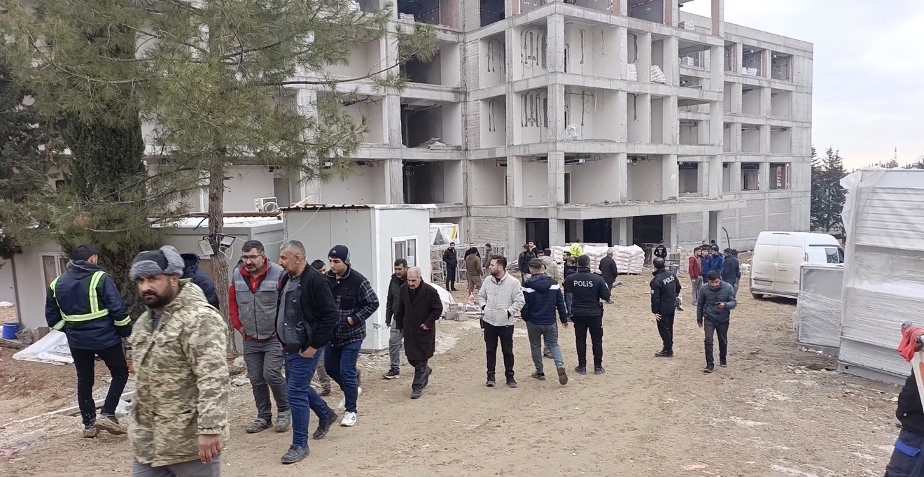 İş makinesi ile duvar arasında sıkışan işçi hayatını kaybetti
