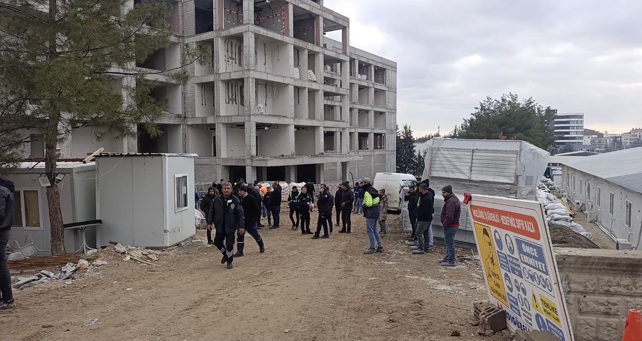 İş makinesi ile duvar arasında sıkışan işçi hayatını kaybetti
