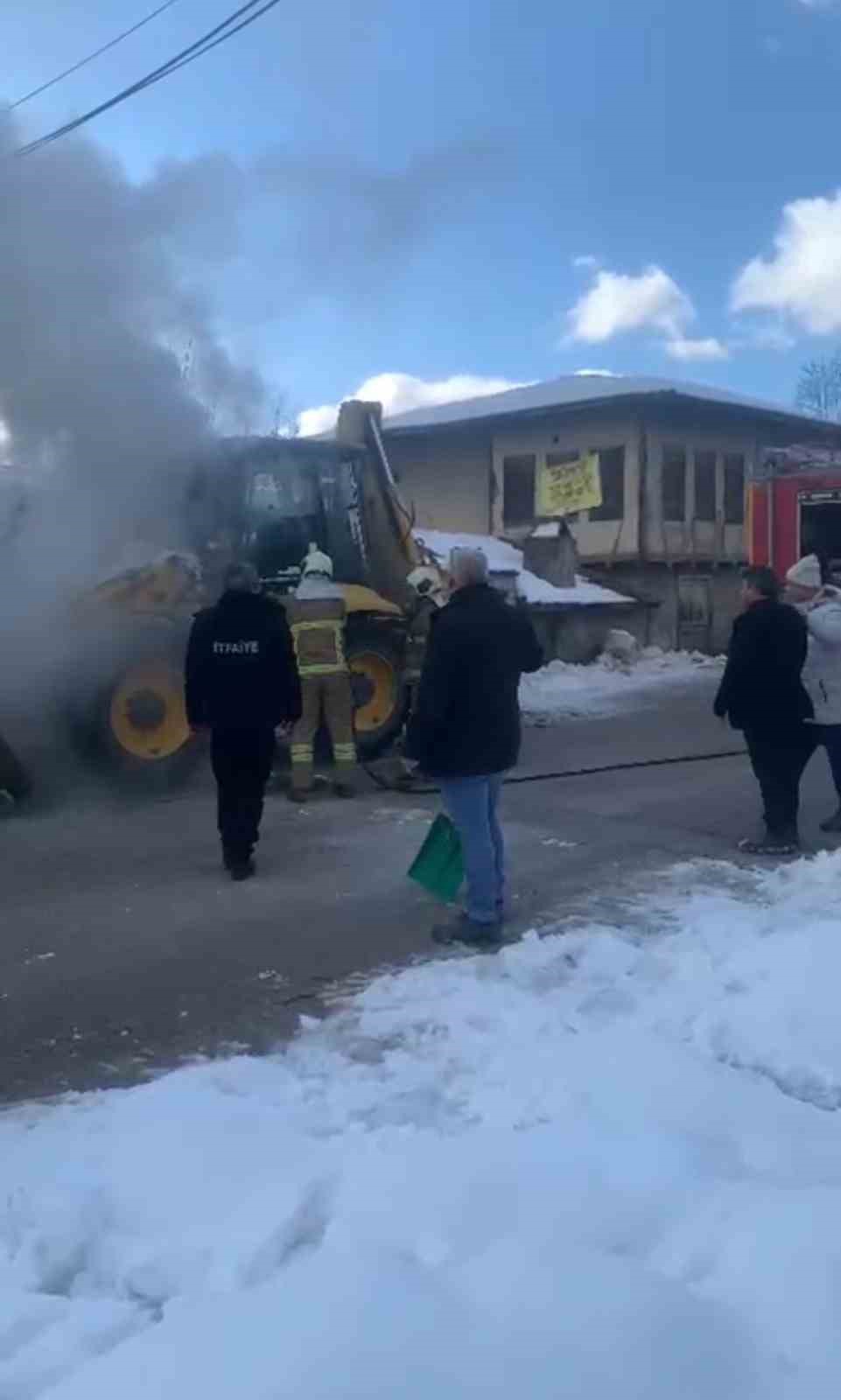 İş makinesinde çıkan yangını karla söndürmeye çalıştılar
