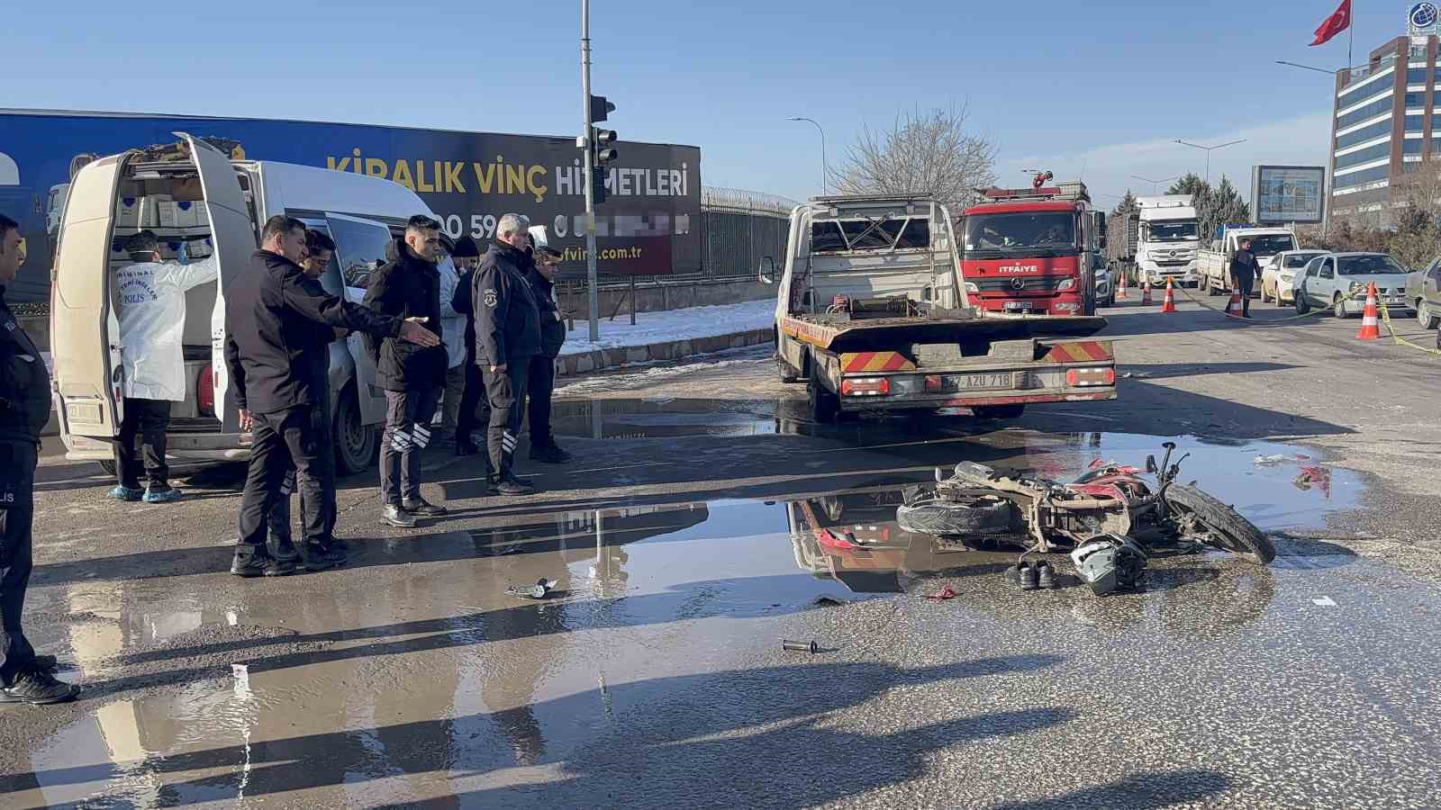 İş makinesinin altında kalan motosikletli hayatını kaybetti
