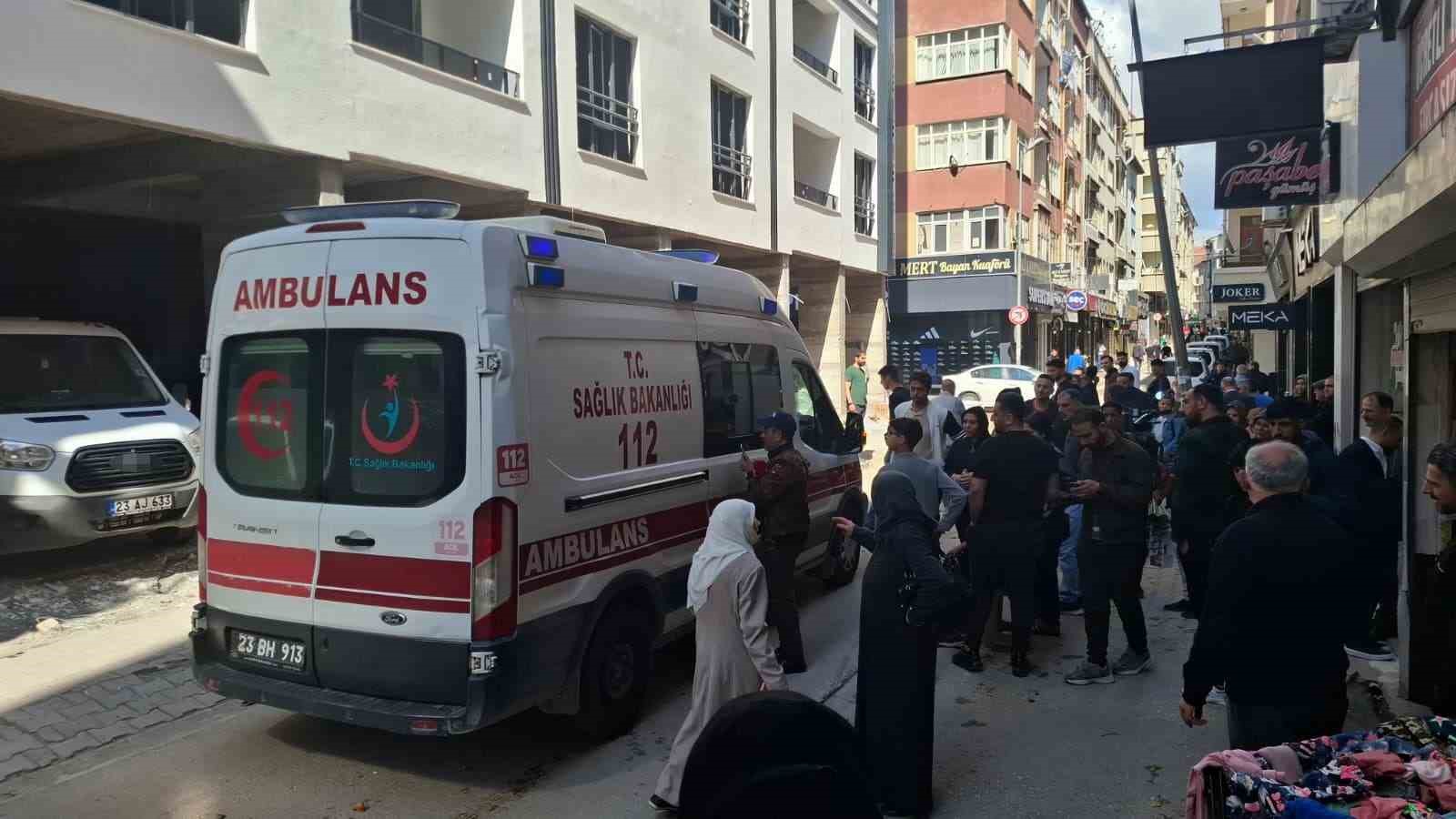 İş makinesinin çarptığı seyyar satıcı yaralandı
