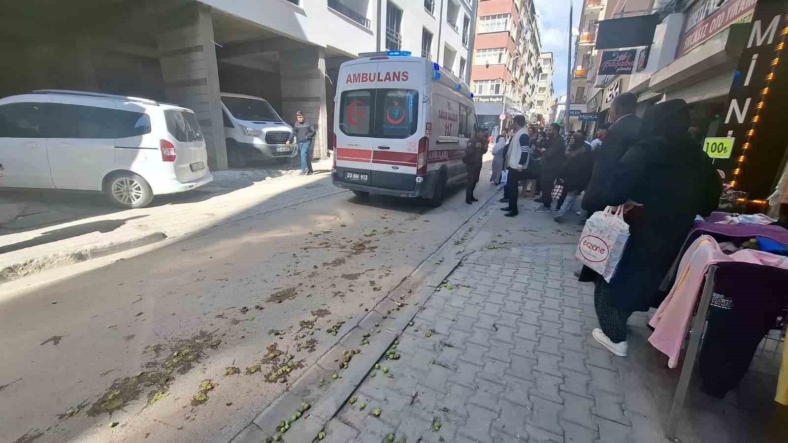 İş makinesinin çarptığı seyyar satıcı yaralandı
