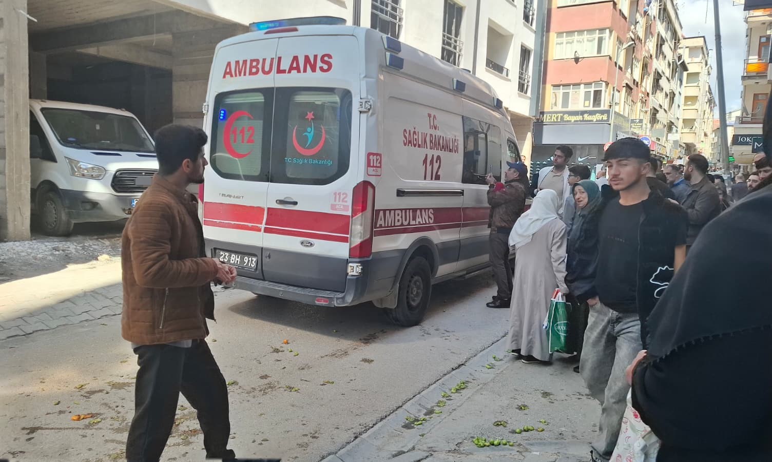 İş makinesinin çarptığı seyyar satıcı yaralandı
