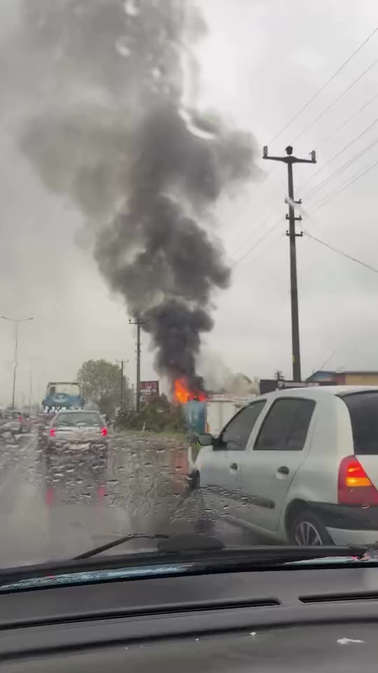 İş yeri alevlere teslim oldu
