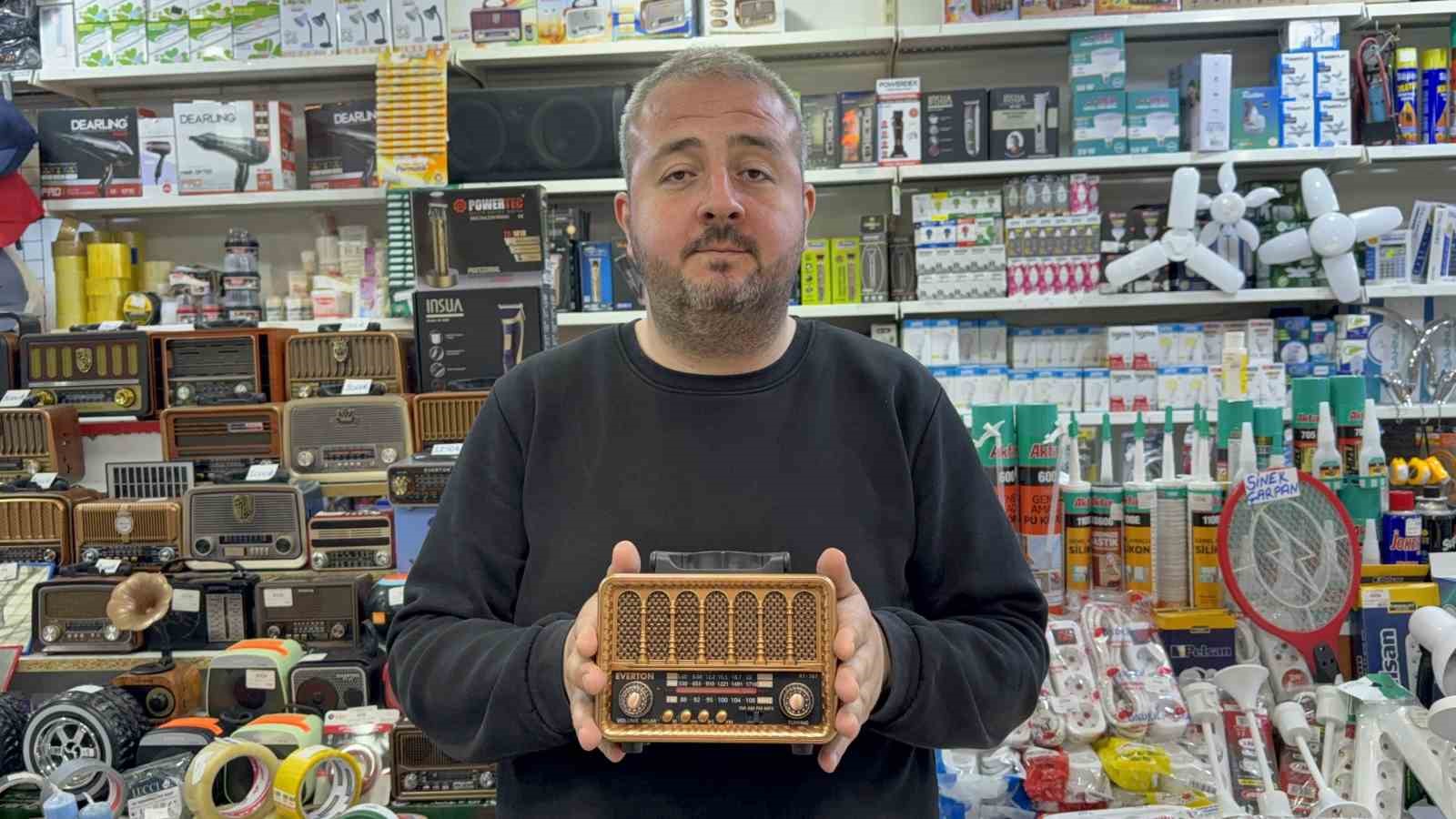 İş yeri sahibinden güvenlik kamerasına yakalanan hırsıza çağrı: "Çaldığın radyonun parasını getir"
