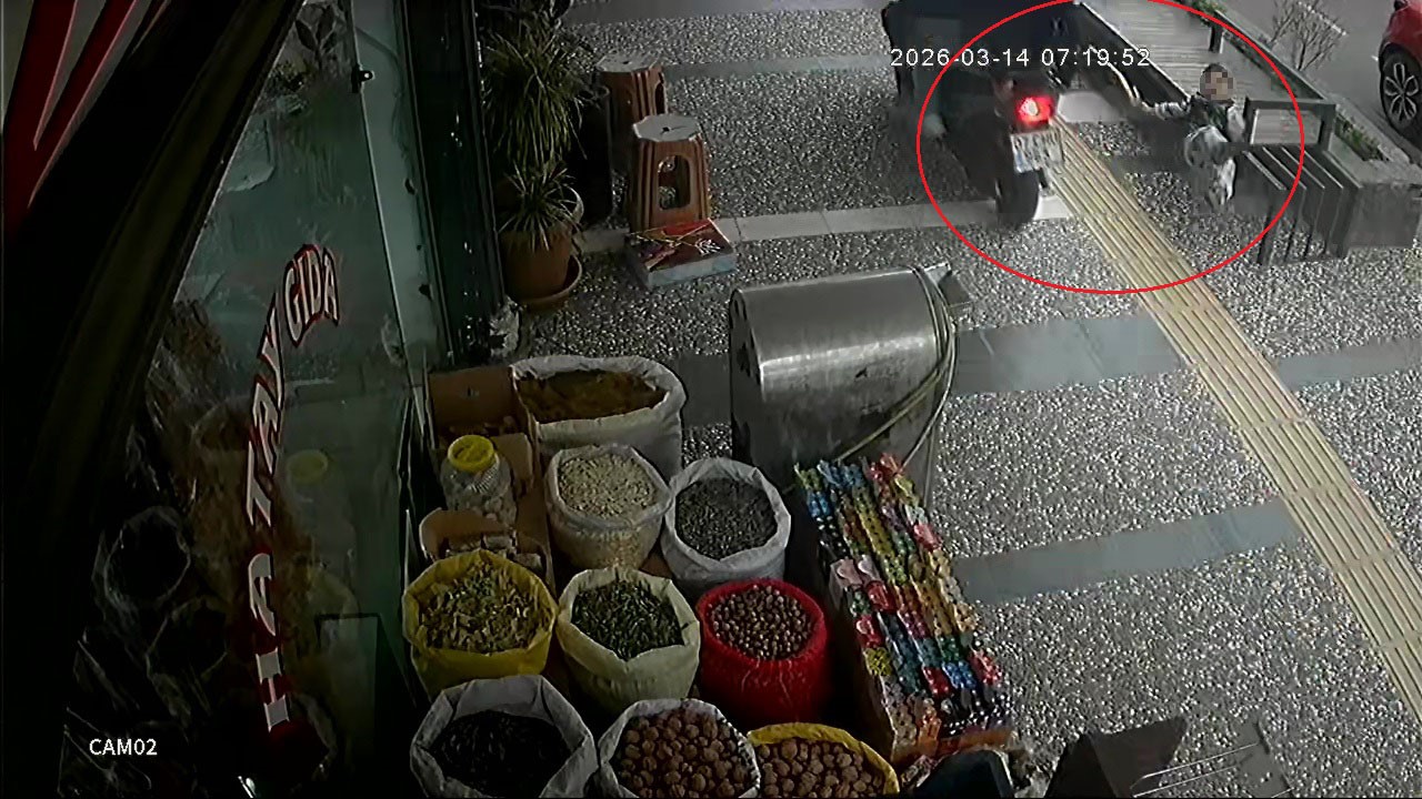İş yerinden fırlayan 5 yaşındaki çocuğun ölümden döndüğü kaza anları güvenlik kamerasına yansıdı
