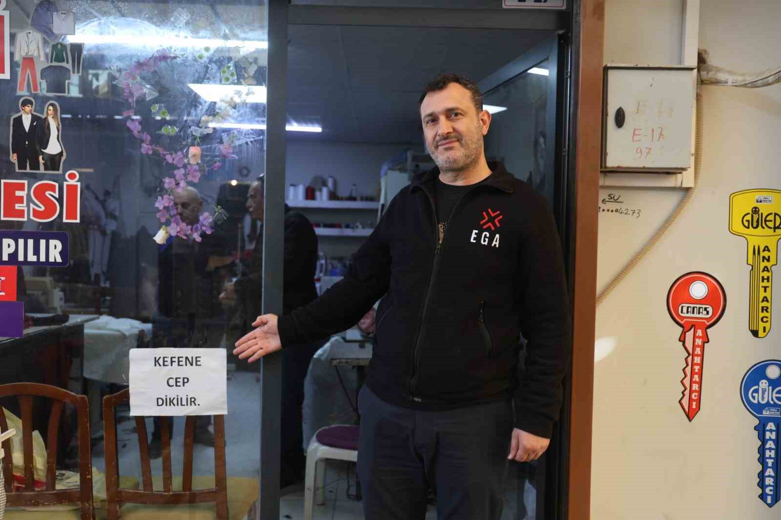 İş yerinin camına astığı "Kefene cep dikilir" yazısıyla ilgi odağı olan esnaf, yazıyı cimrilerin inadına kaldırmıyor
