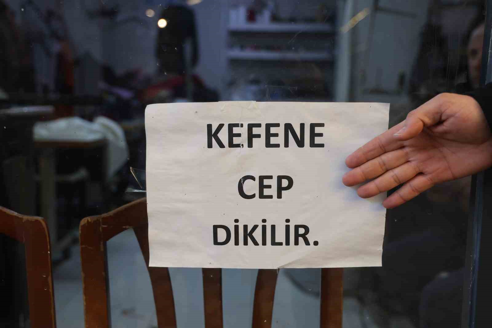 İş yerinin camına astığı "Kefene cep dikilir" yazısıyla ilgi odağı olan esnaf, yazıyı cimrilerin inadına kaldırmıyor
