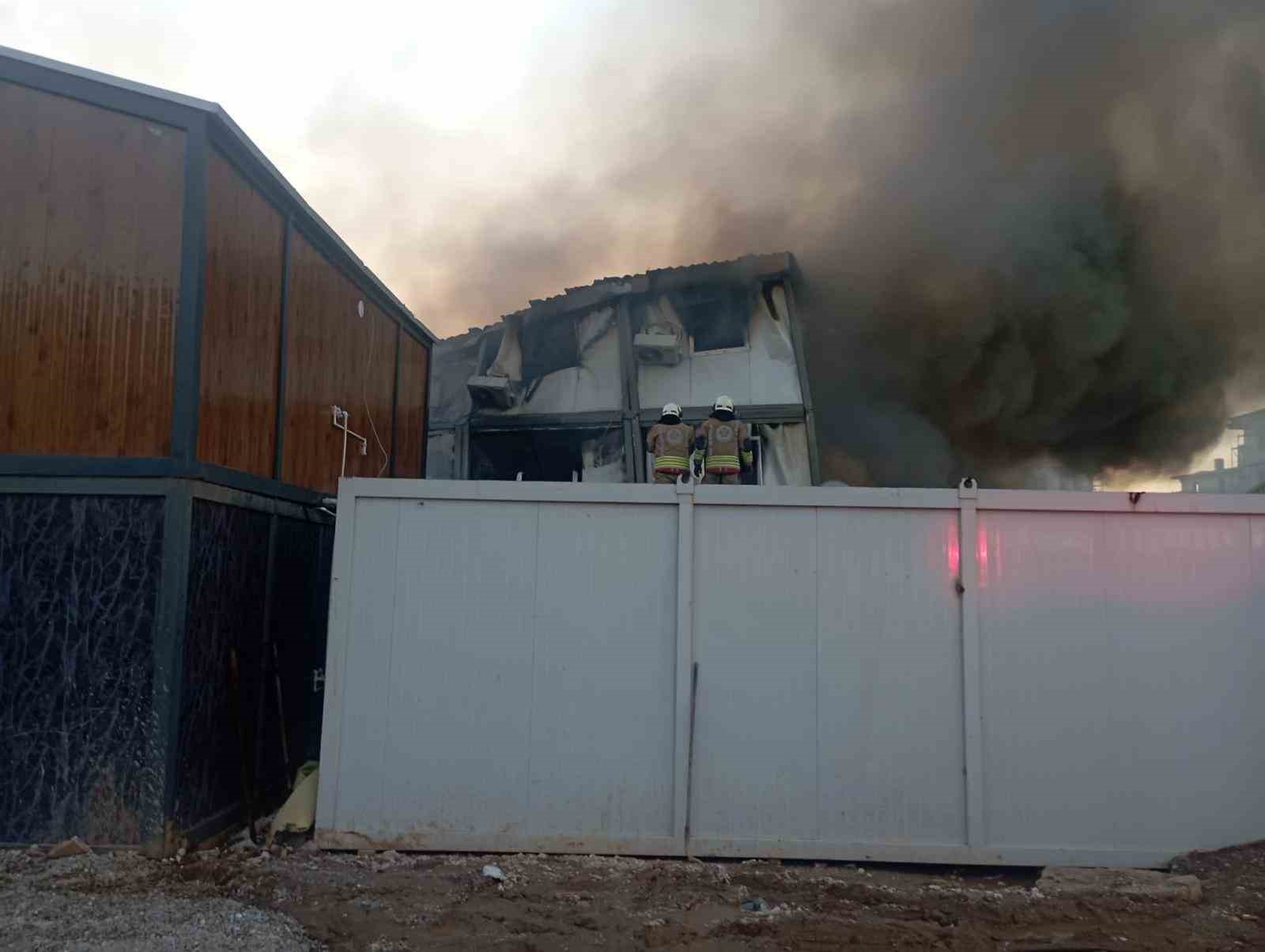 İşçi konteynerinde çıkan yangın kontrol altına alındı
