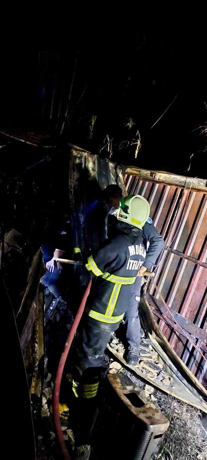 İşçi lojmanları alevlere teslim oldu
