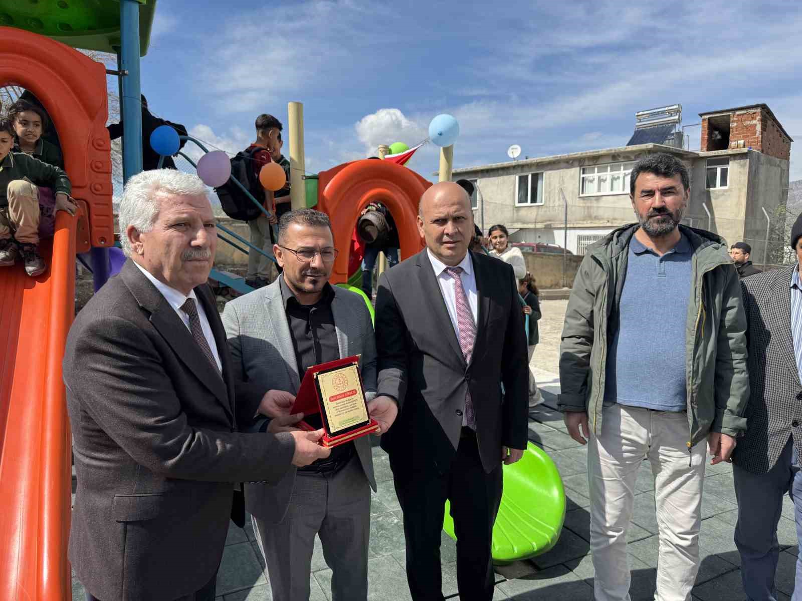 İşçi olarak Almanya’ya gitti, ilçesindeki çocuklara oyun parkı yapıp yardımlarda bulundu
