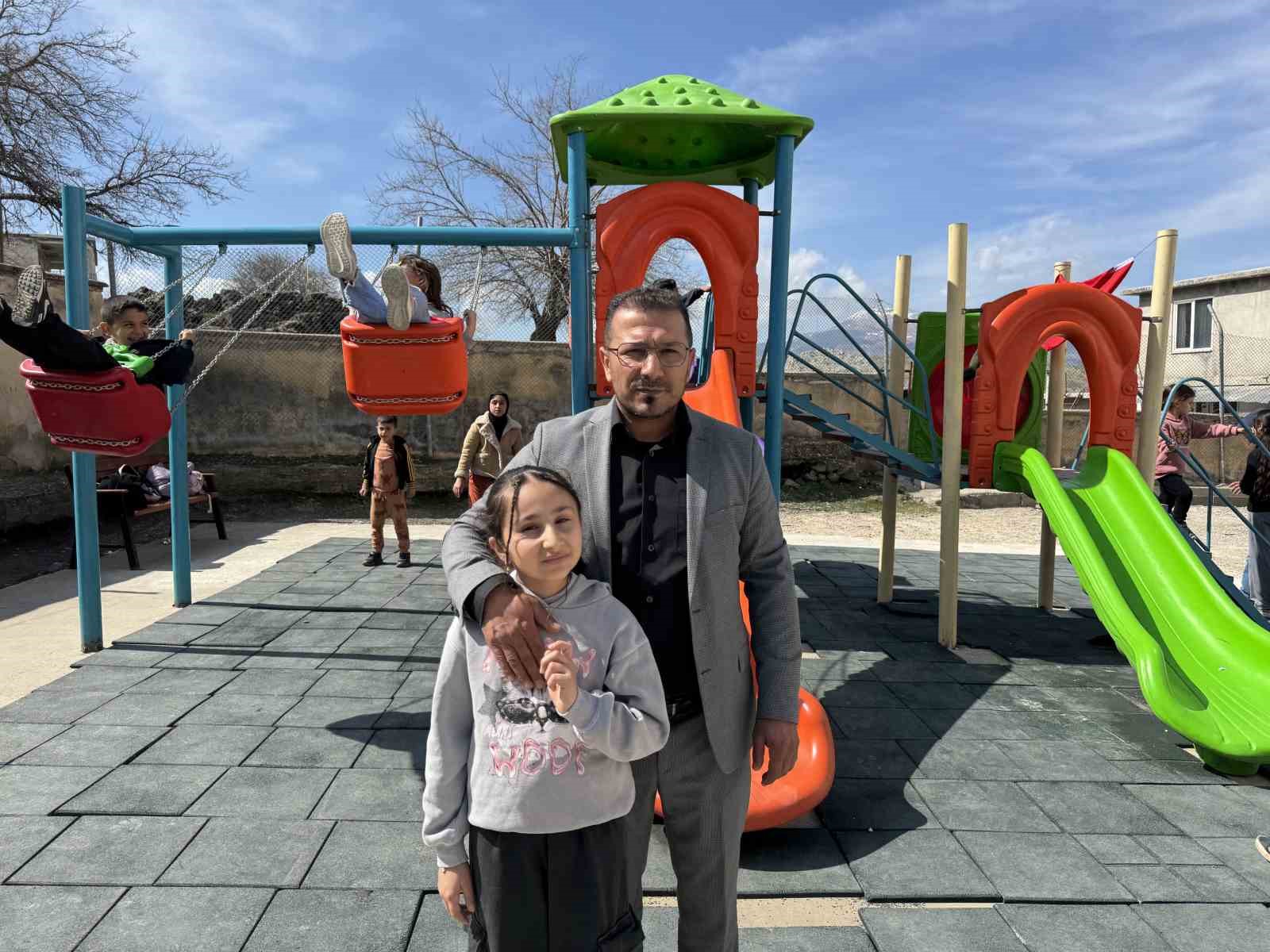 İşçi olarak Almanya’ya gitti, ilçesindeki çocuklara oyun parkı yapıp yardımlarda bulundu
