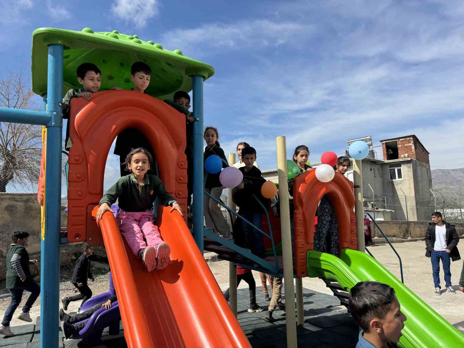 İşçi olarak Almanya’ya gitti, ilçesindeki çocuklara oyun parkı yapıp yardımlarda bulundu
