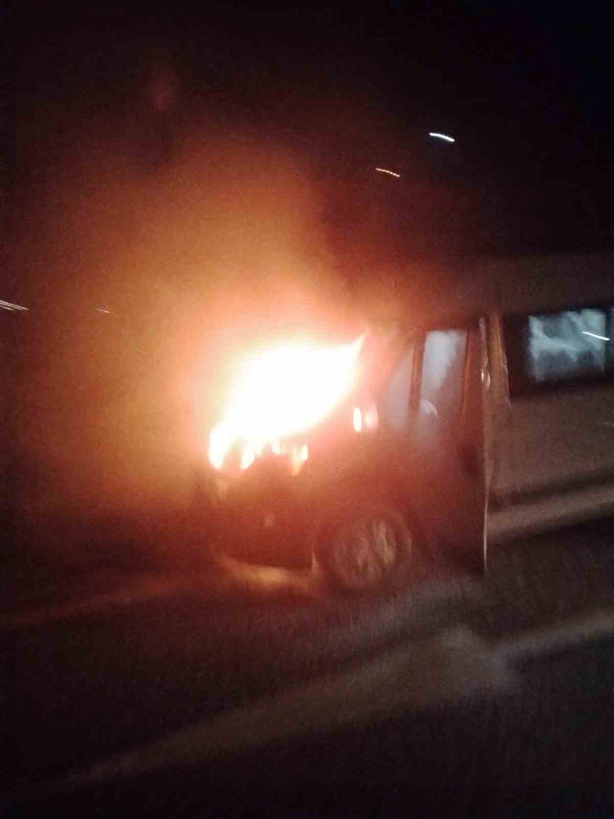 İşçi servis minibüsü alev aldı
