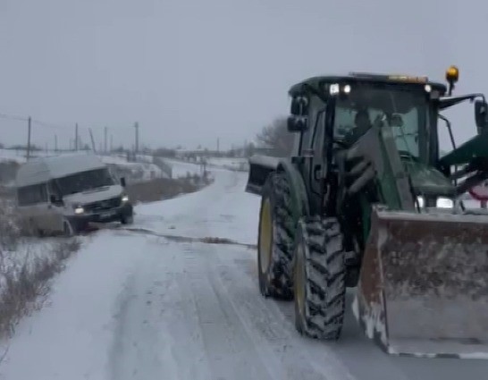 İşçi servisi devrildi, yardıma giden ambulans kara saplandı
