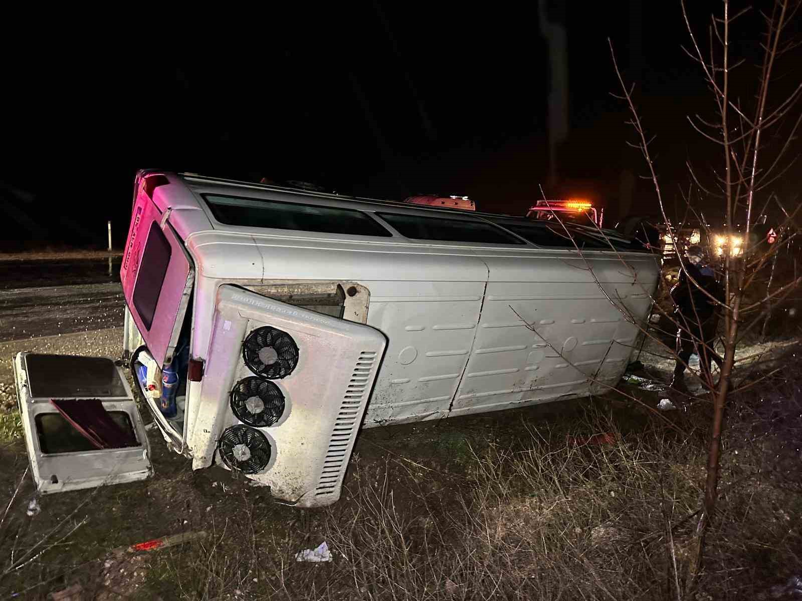 İşçi servisi şarampole devrildi: 17 yaralı
