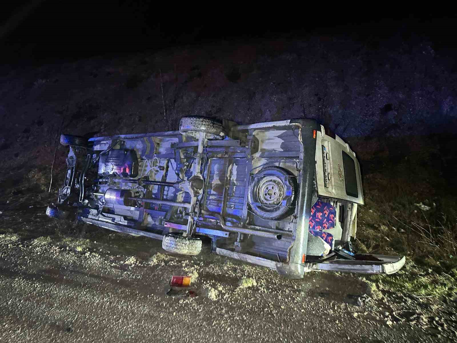 İşçi servisi şarampole devrildi: 17 yaralı
