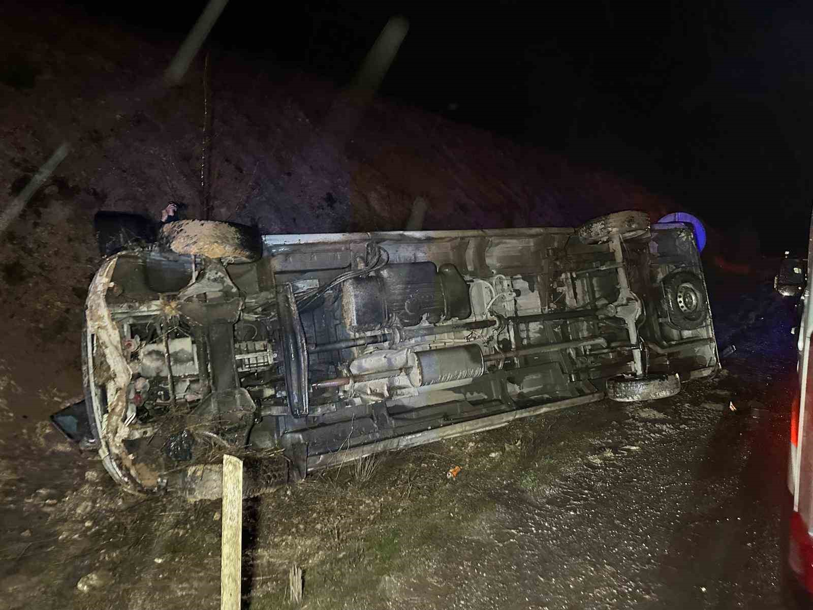 İşçi servisi şarampole devrildi: 17 yaralı
