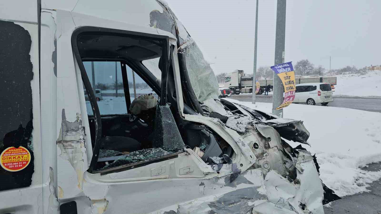 İşçi servisi tıra çarptı: 11 yaralı
