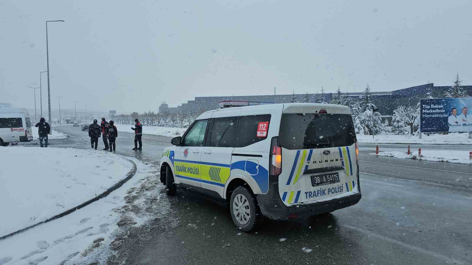 İşçi servisi tıra çarptı: 11 yaralı
