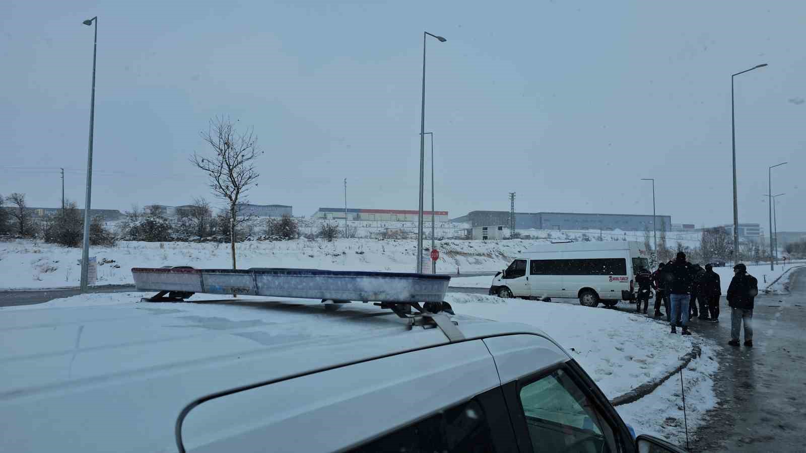 İşçi servisi tıra çarptı: 11 yaralı
