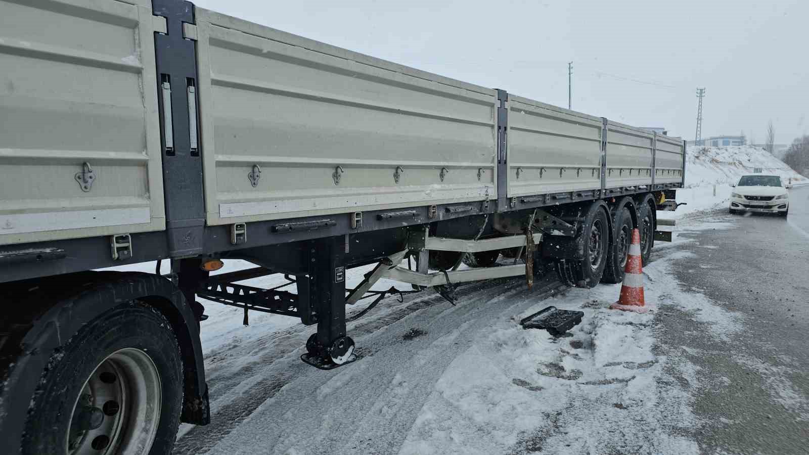 İşçi servisi tıra çarptı: 11 yaralı
