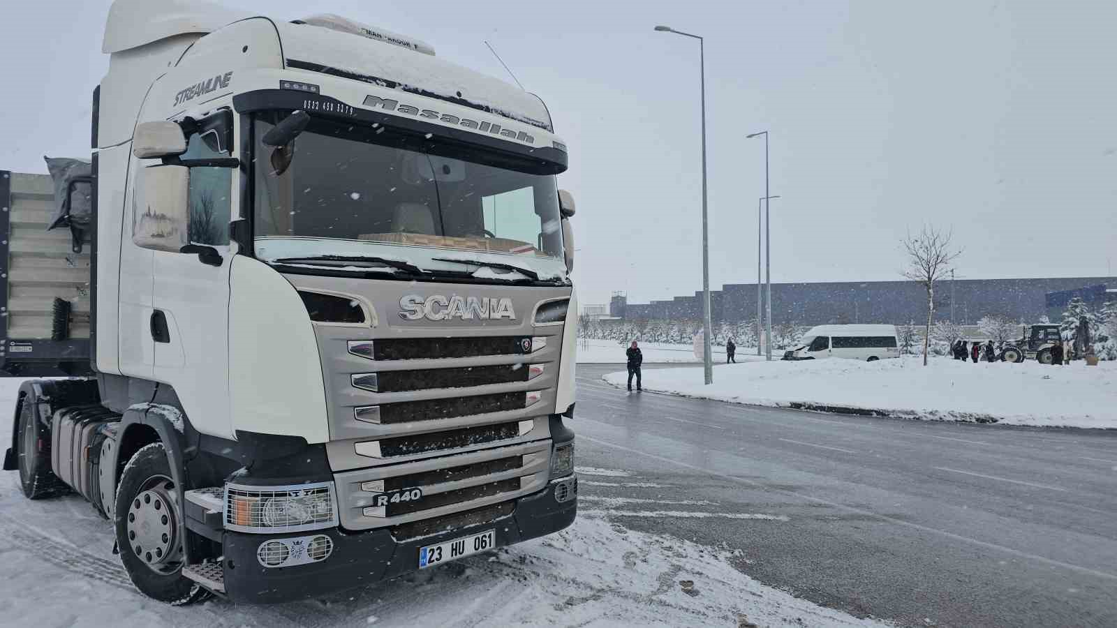 İşçi servisi tıra çarptı: 11 yaralı
