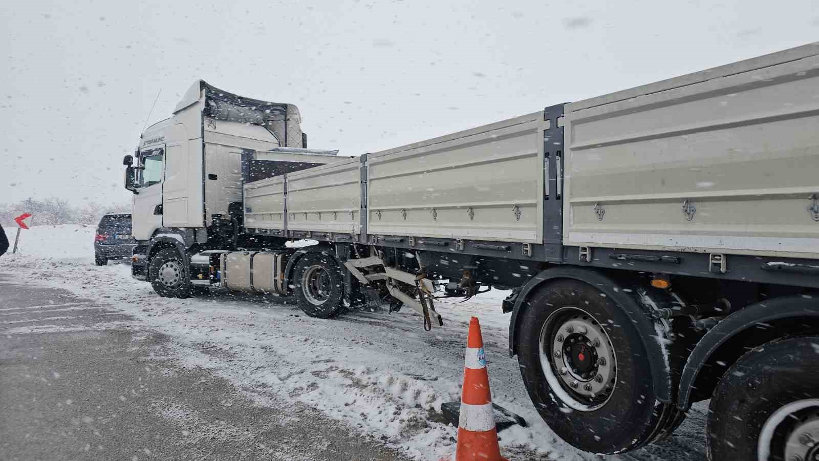 İşçi servisi tıra çarptı: 11 yaralı
