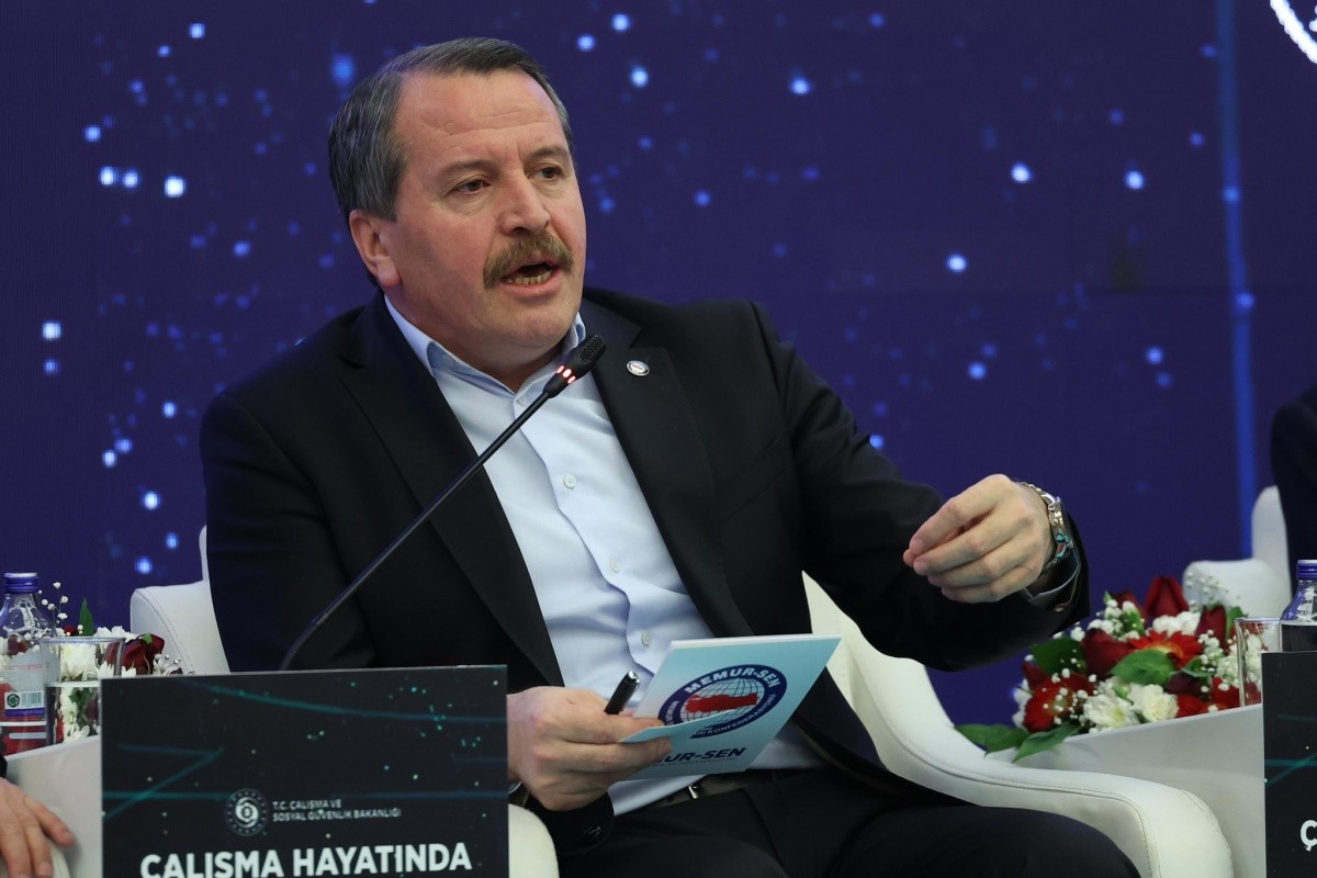 İşçi ve memur konfederasyonlarından dijital dönüşüm uyarısı: "Doğru yönetilmezse sosyal adaletsizlikleri derinleştirebilir"
İşçi ve memur konfederasyonlarından dijital dönüşüm uyarısı: "Doğru yönetilmezse sosyal adaletsizlikleri derinleştirebilir"