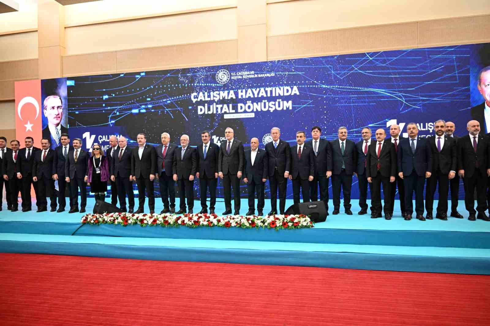 İşçi ve memur konfederasyonlarından dijital dönüşüm uyarısı: "Doğru yönetilmezse sosyal adaletsizlikleri derinleştirebilir"
İşçi ve memur konfederasyonlarından dijital dönüşüm uyarısı: "Doğru yönetilmezse sosyal adaletsizlikleri derinleştirebilir"